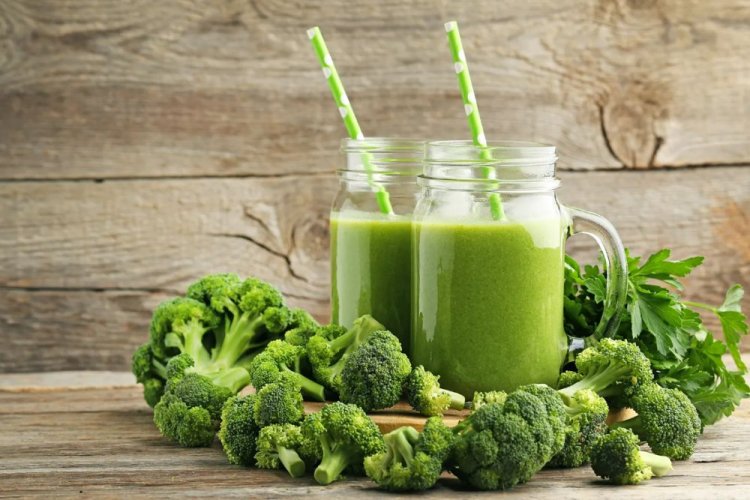 Grüner Smoothie aus Brokkoli und Petersilie