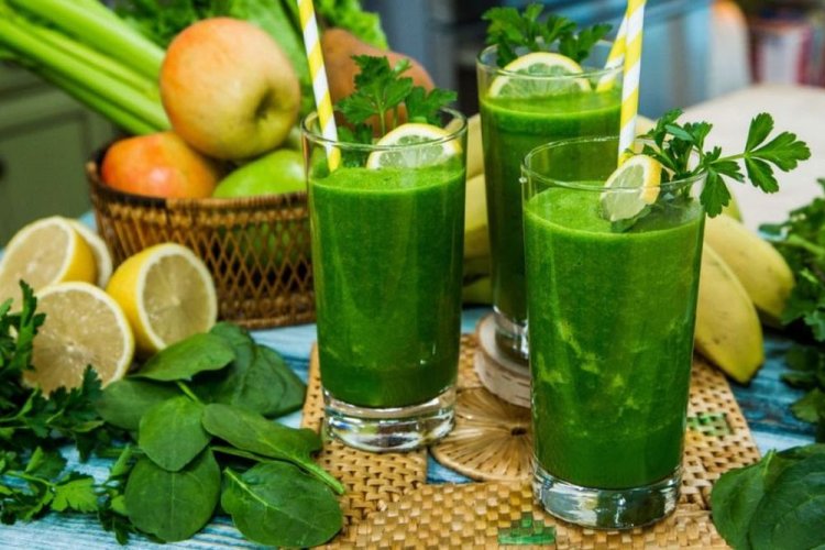 Smoothie aus Äpfeln, Kräutern, Sellerie und Zitrone