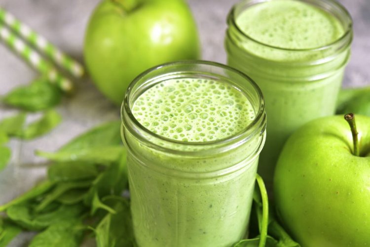Grüner Smoothie aus Äpfeln, Spinat und Kefir