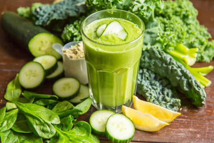 Smoothie aus Gurke, Kräutern und Zitrone