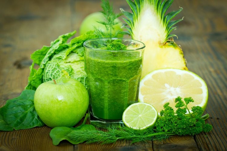 Smoothie aus Wirsing, Äpfeln und Ananas
