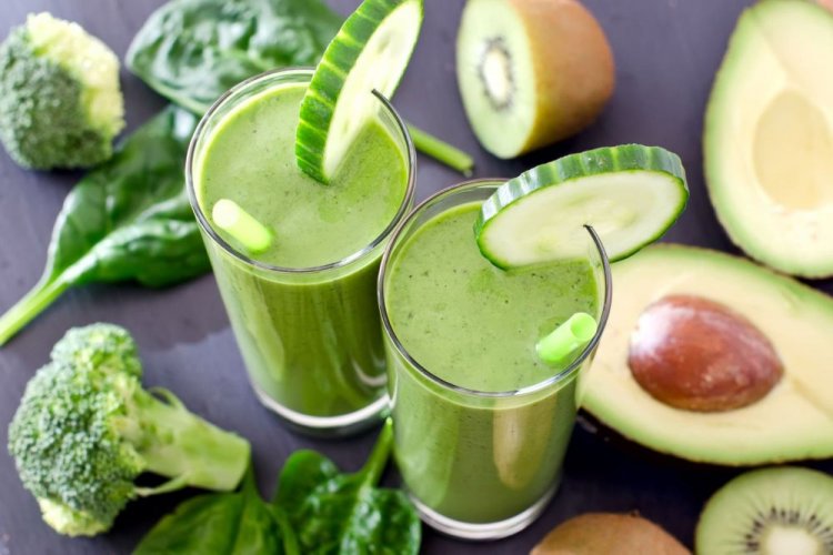 Smoothie aus Brokkoli, Avocado und Gurke mit Kefir