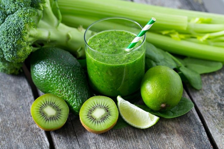Smoothie aus Avocado, Kiwi, Brokkoli und Sellerie