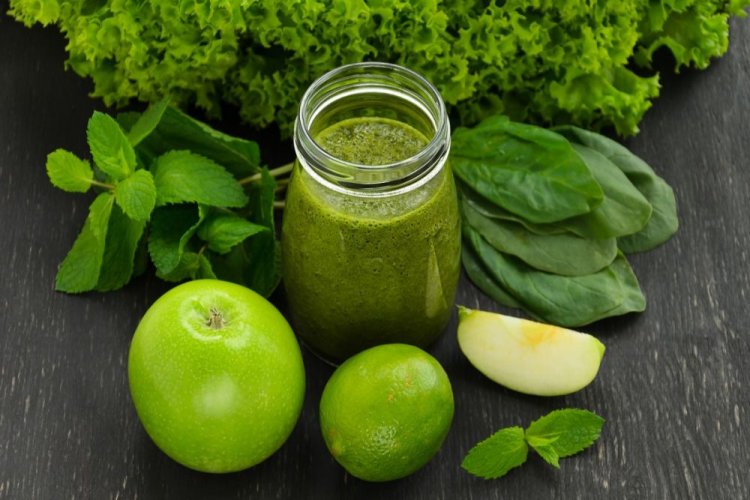 Erfrischender Smoothie aus Äpfeln, Limette und Kräutern
