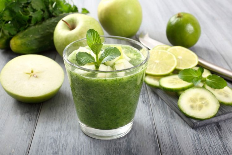 Grüner Smoothie aus Äpfeln, Gurke und Minze