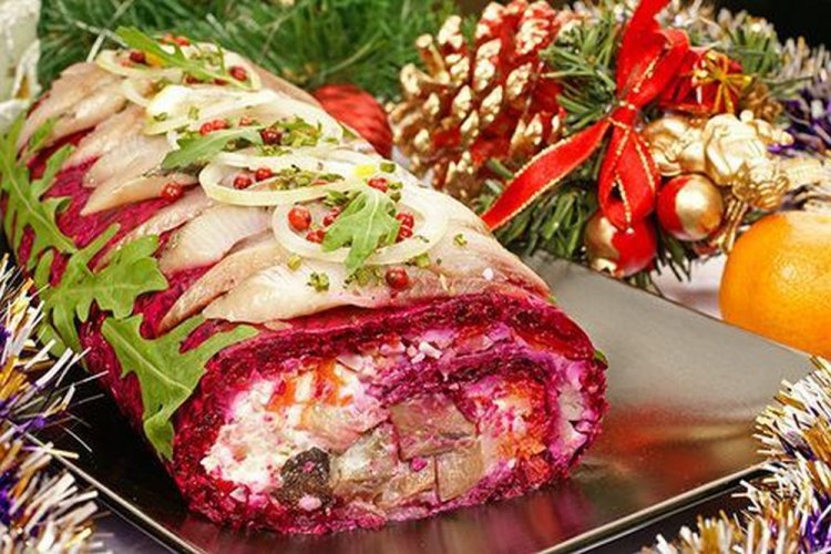 Hering im Pelzmantel mit Nüssen und Schmelzkäse als Rolle