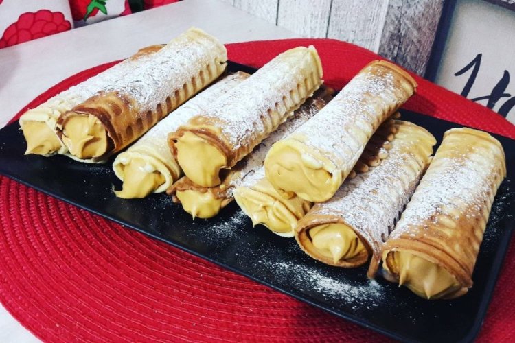 Waffelröllchen mit Muslin-Puddingcreme