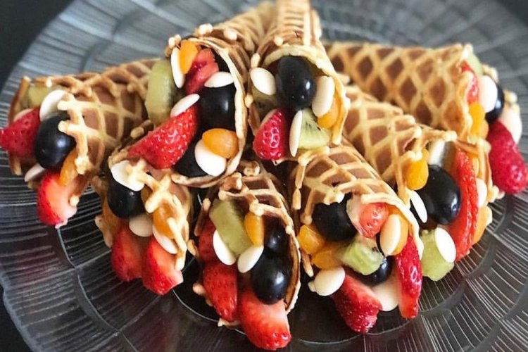 Waffelröllchen mit Sauerrahmcreme und Früchten
