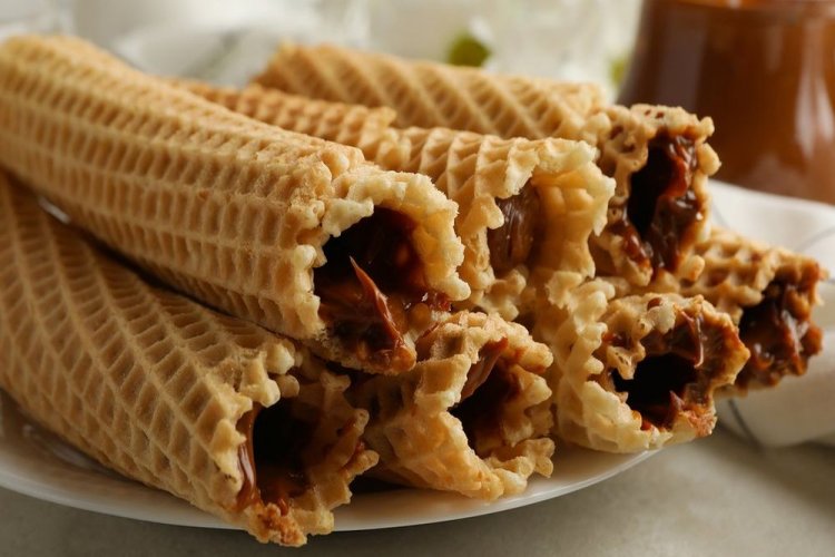 Dicke Waffelröllchen mit Kaffecreme