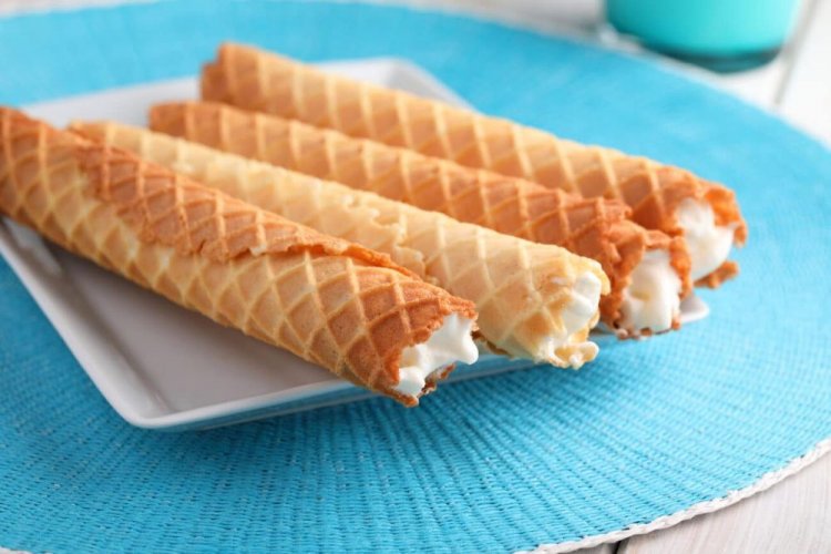 Waffelröllchen mit Sahnecreme