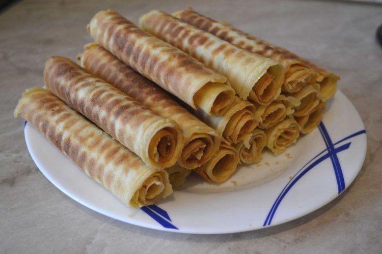 Waffelröllchen mit Sahne