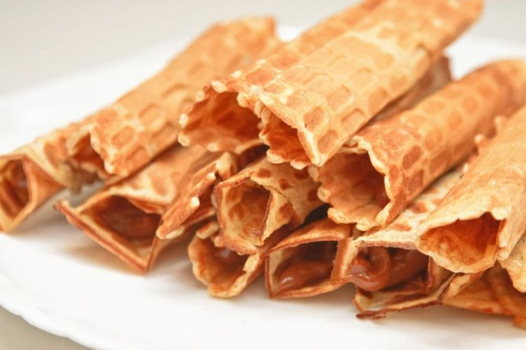 Waffelröllchen mit Sauerrahm