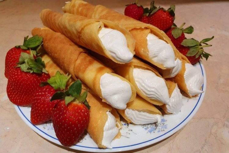 Knusprige Waffelröllchen mit Baisercreme