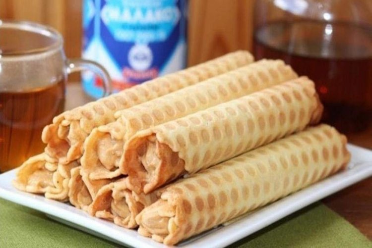 Waffelröllchen mit Sahne- und gekochter Kondensmilchcreme