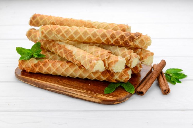 Waffelröllchen mit Quarkcreme