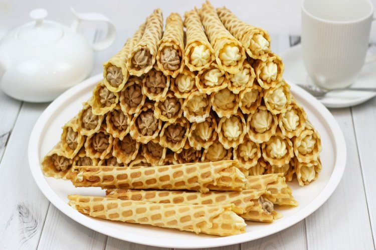 Waffelröllchen mit Stärke und Buttercreme