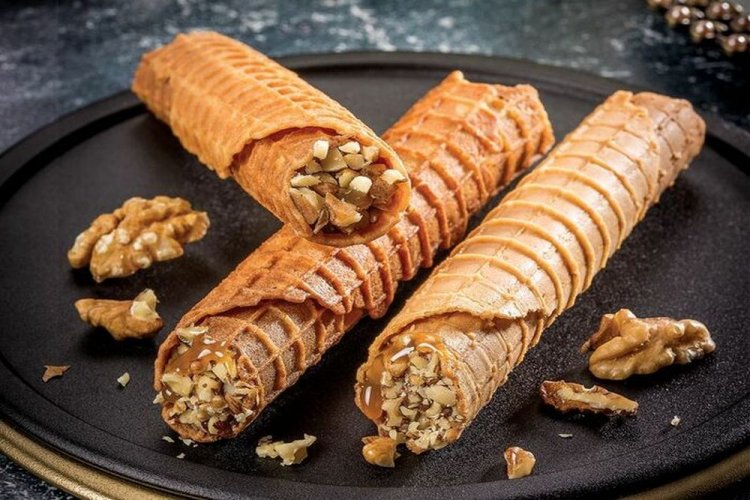 Waffelröllchen mit Kondensmilch und Nüssen