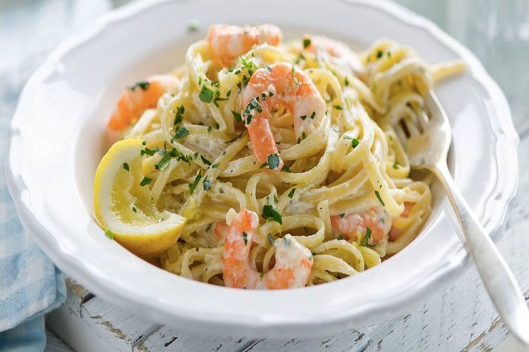 Pasta mit Garnelen in Sahnesauce mit Zitronenschale