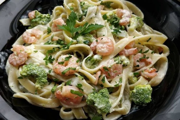 Pasta mit Brokkoli und Garnelen in Sahnesauce
