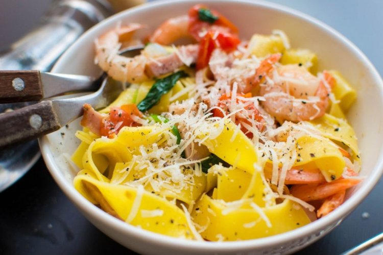 Pasta mit Garnelen, Schinken und Spinat