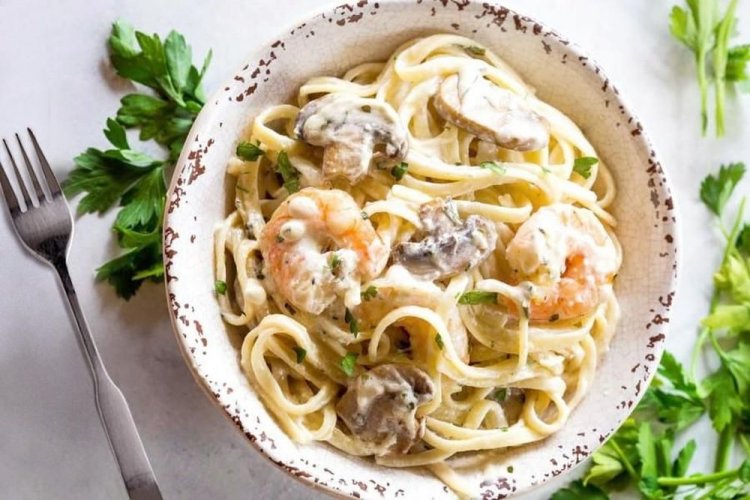 Pasta mit Garnelen und Champignons in Sahnesauce