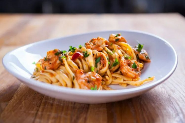 Pasta mit Garnelen in Sahne-Tomaten-Sauce