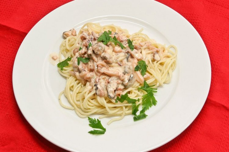 Pasta mit Meeresfrüchte-Cocktail in Sahnesauce