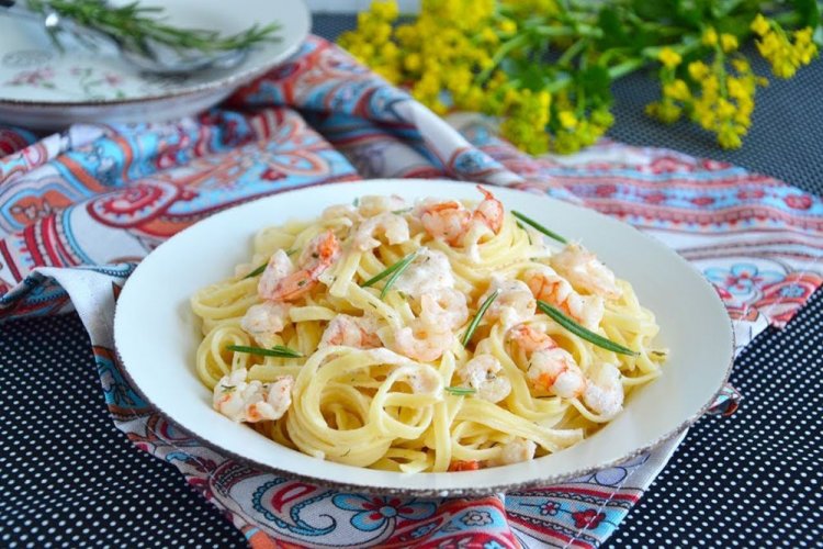 Italienische Pasta mit Garnelen und Knoblauch