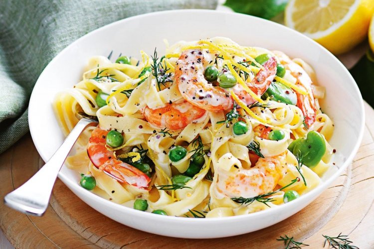 Pasta mit grünen Erbsen, Paprika und Garnelen
