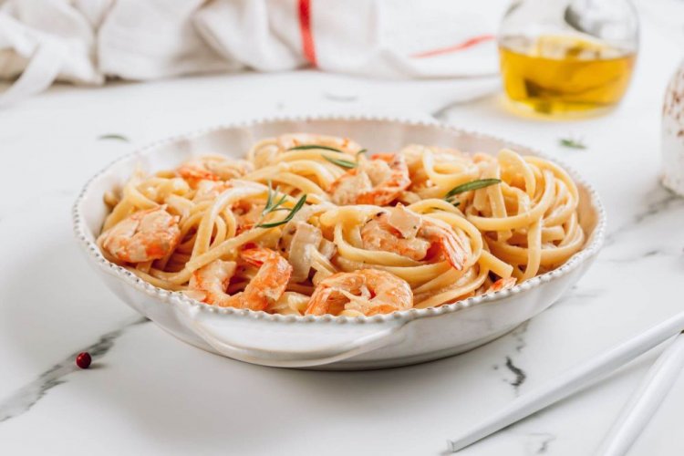 Einfaches Rezept für Pasta mit Garnelen in Sahnesauce