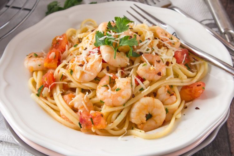 Pasta mit Tomaten und Garnelen