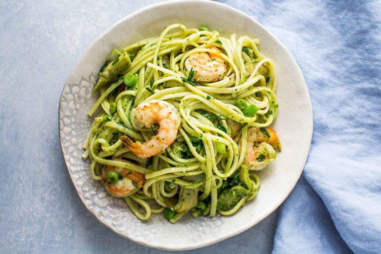 Pasta mit Brokkoli, grünen Erbsen und Garnelen