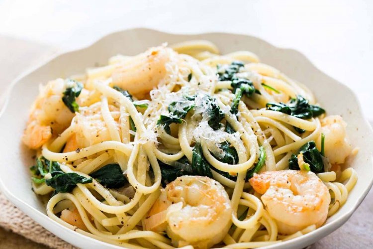 Pasta mit Spinat und Garnelen in Sahnesauce