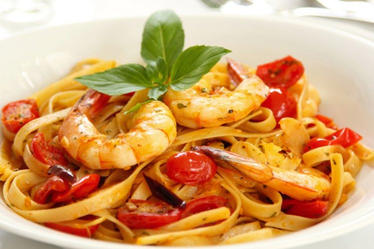 Pasta mit Kirschtomaten, Paprika und Garnelen