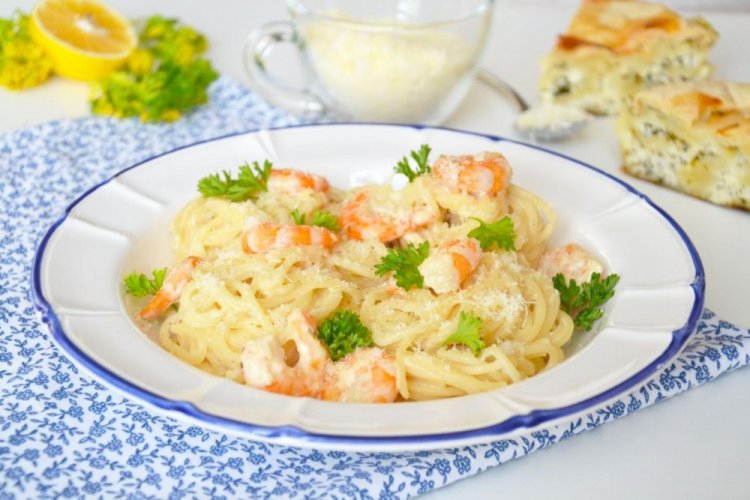Pasta mit Garnelen und Weißwein in Sahnesauce