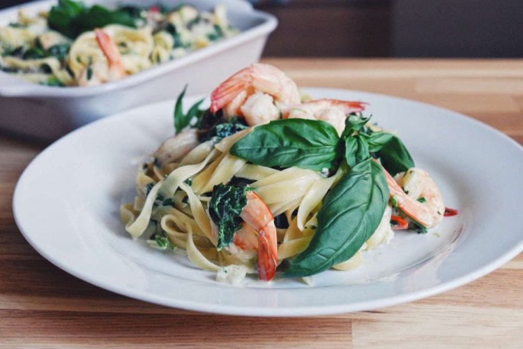 Pasta mit Spinat, Garnelen, Sahne und Knoblauch