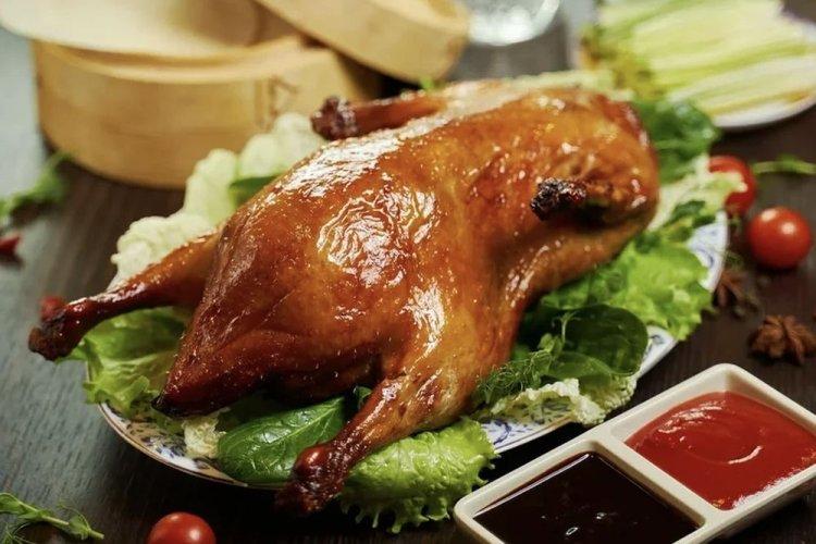 Peking-Ente mit Reis und Gemüse