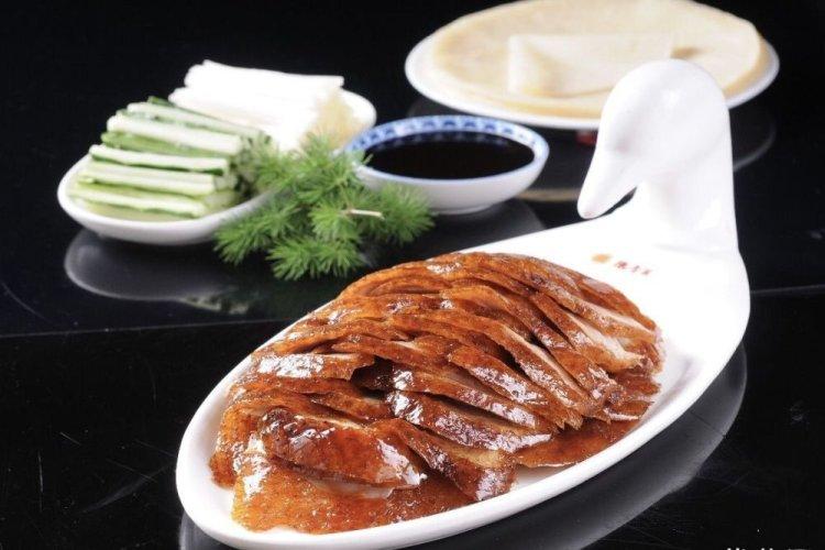 Peking-Ente, gebacken mit aromatischen Gewürzen