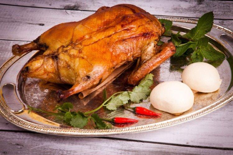 Peking-Ente, gefüllt mit Reis und Pilzen