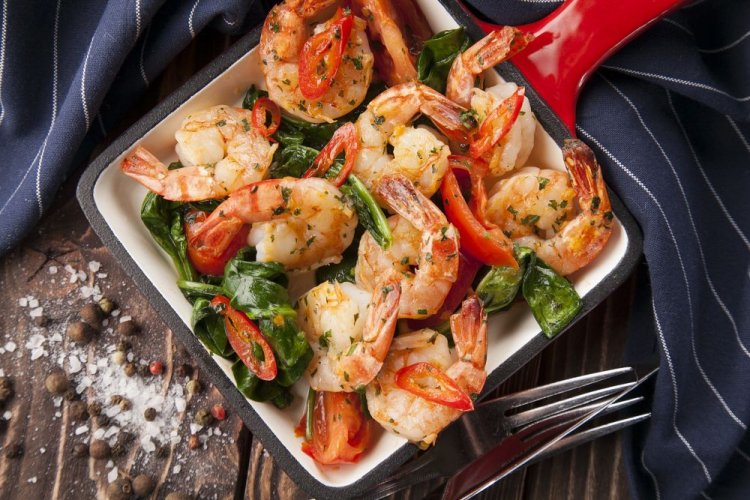 Shrimp Fried with Spinach, Tomatoes, and Hot Pepper