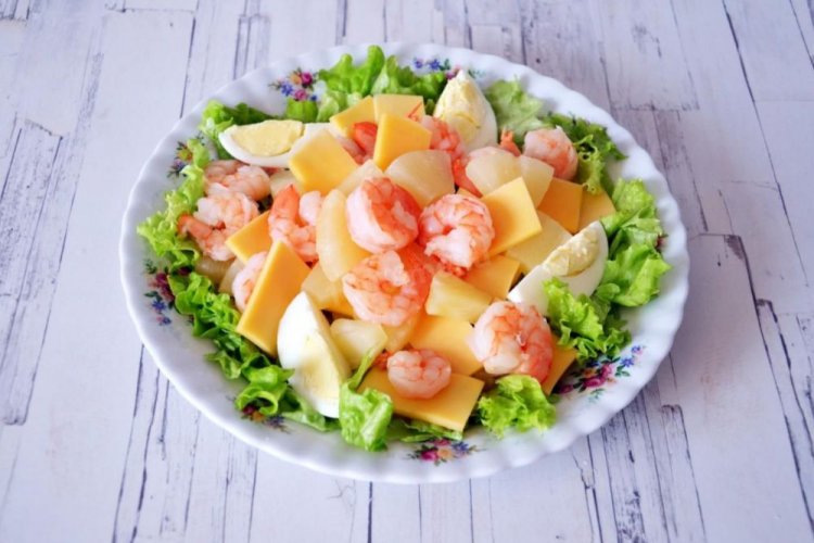 Ensalada de camarones, huevos de codorniz, queso y piña
