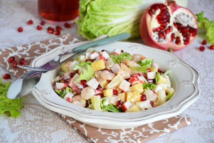 Ensalada de col china, camarones, piña y granada