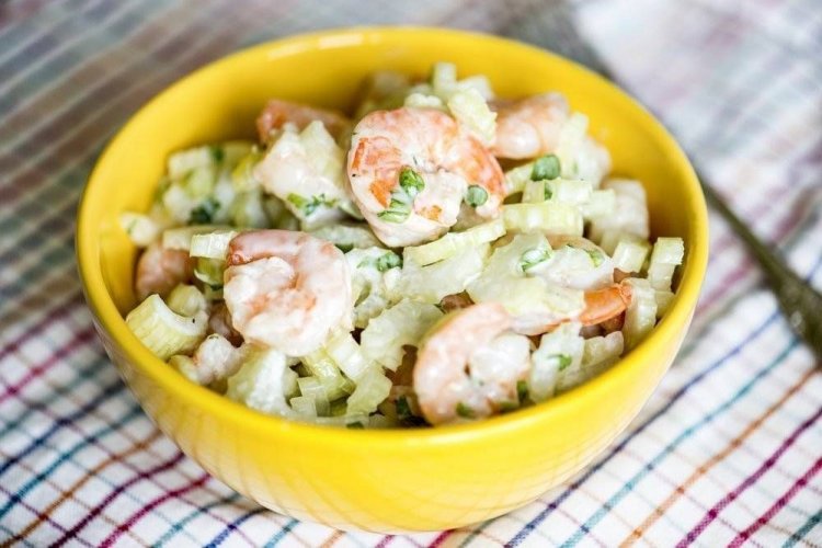 Ensalada de camarones, apio, piña y crema agria