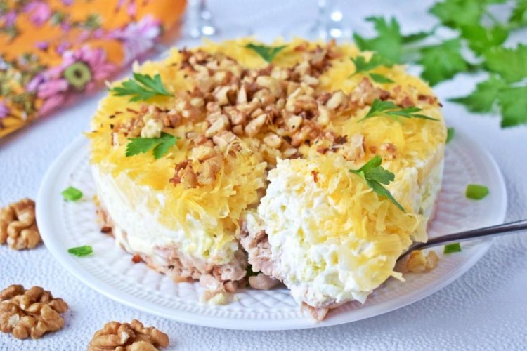 Ensalada de capas con queso, nueces, piña y camarones