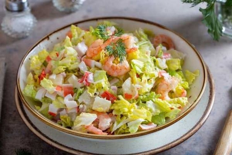 Ensalada de piña, palitos de cangrejo, camarones y col china