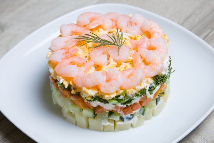Ensalada de capas con piña, huevos, verduras y camarones