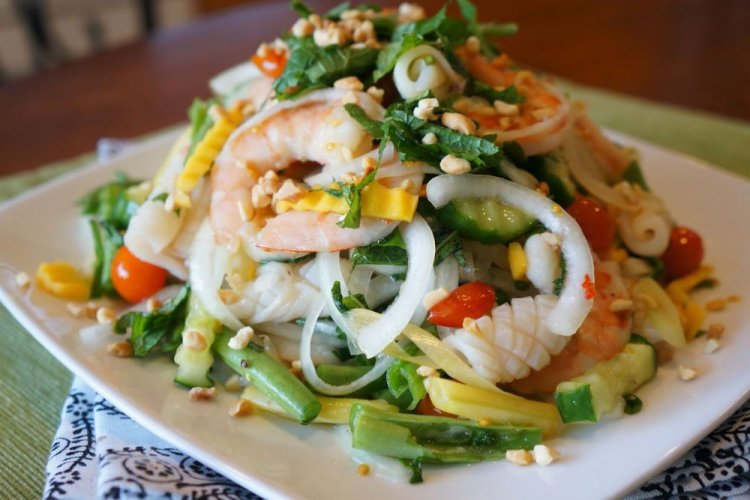 Ensalada de verduras, camarones, calamar y piña