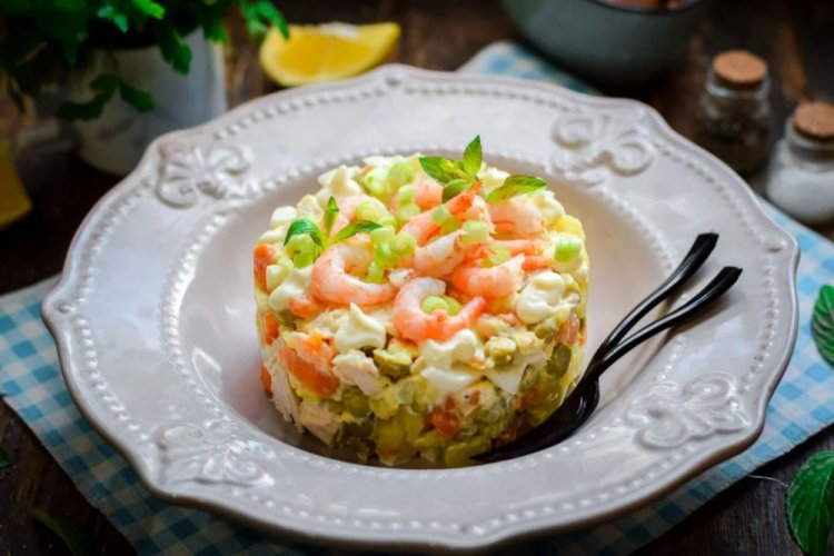 Ensalada de capas con huevo, guisantes verdes, piña y camarones