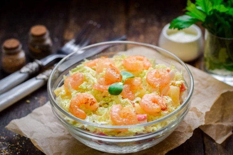 Ensalada sencilla con piña, col china y camarones fritos
