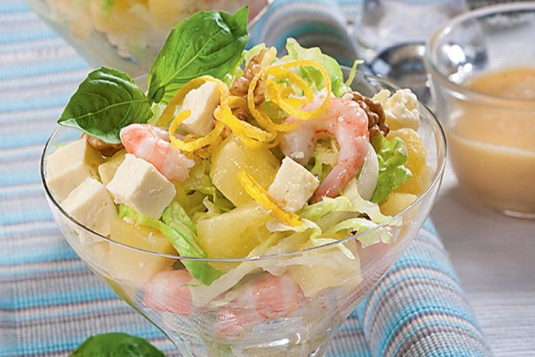 Ensalada de queso feta, camarones y piña